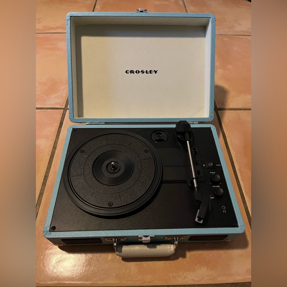 Crosley Suitcase Turntable Record player/ Blue tooth.